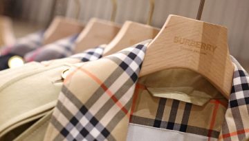 Burberry: Ο πόλεμος με το Ιράν πλήττει τον τουρισμό και τις πωλήσεις στην Ευρώπη