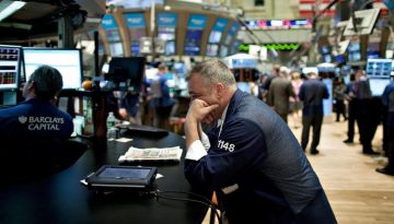 Στο «κόκκινο» η Wall Street: Στο -7% η Alphabet, βουτιά -14% για την Tesla – Στα 101 δολάρια/βαρέλι το Brent (upd)