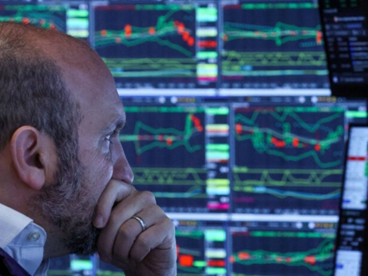 Wall Street: Βαθαίνουν οι απώλειες στον Nasdaq με «βαρίδι» τα τσιπ – Τα εταιρικά αποτελέσματα στηρίζουν τον Dow Jones