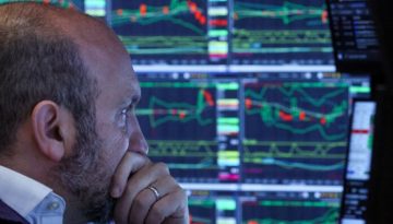 Wall Street: Βαθαίνουν οι απώλειες στον Nasdaq με «βαρίδι» τα τσιπ – Τα εταιρικά αποτελέσματα στηρίζουν τον Dow Jones