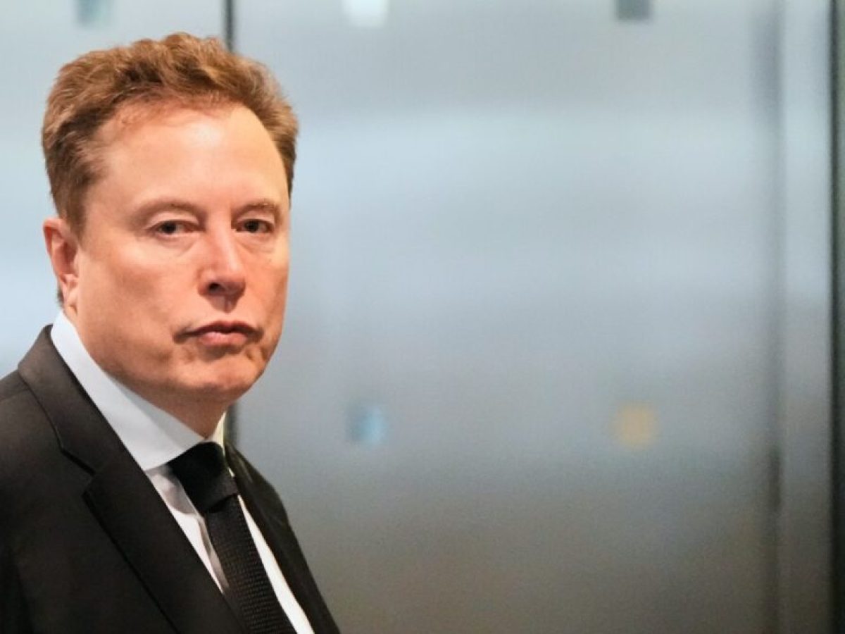 Tesla: Σταθεροποιείται η αυτοκινητοβιομηχανία, στο επίκεντρο τα μεγάλα στοιχήματα του Μασκ