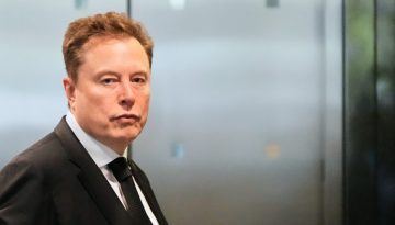 Tesla: Σταθεροποιείται η αυτοκινητοβιομηχανία, στο επίκεντρο τα μεγάλα στοιχήματα του Μασκ