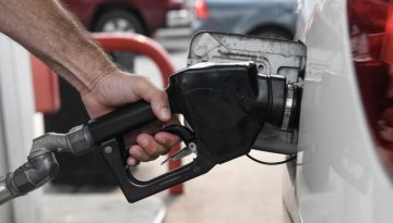 ΗΠΑ: Ξεπέρασε ξανά τα 4 δολάρια το γαλόνι η τιμή της βενζίνης στα αμερικανικά πρατήρια