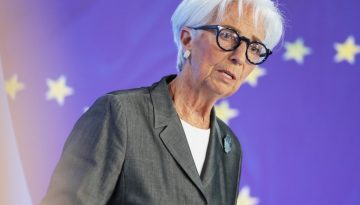 Κριστίν Λαγκάρντ (ΕΚΤ): «Καθοδικοί κίνδυνοι» για την ανάπτυξη – Το ενεργειακό σοκ επηρεάζει τον πληθωρισμό