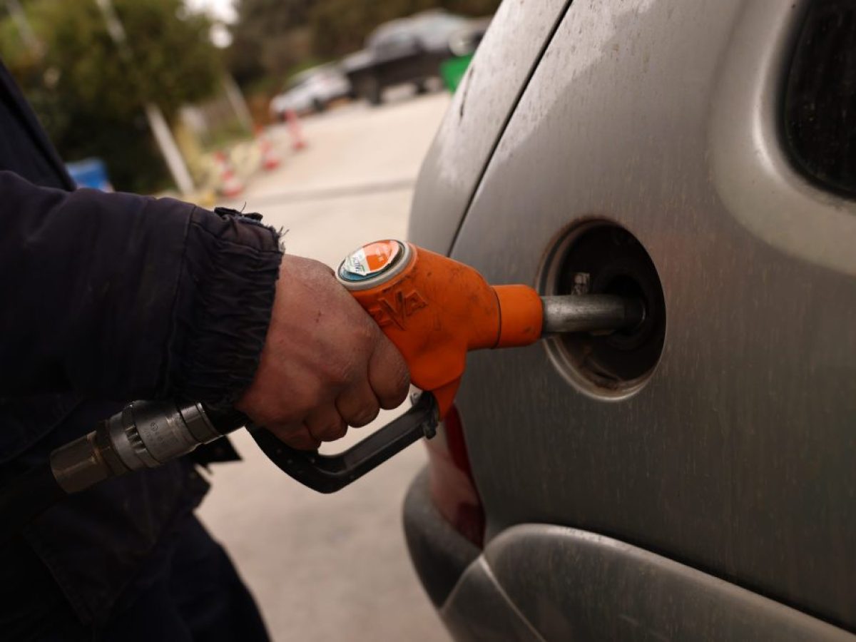 Νέα άνοδος στην τιμή των καυσίμων μετά το κλείσιμο των Στενών του Ορμούζ