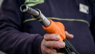 «Φωτιά» τα καύσιμα: Πάνω από τα 2 ευρώ η βενζίνη σε πολλές περιοχές – Αυξήσεις και στο diesel