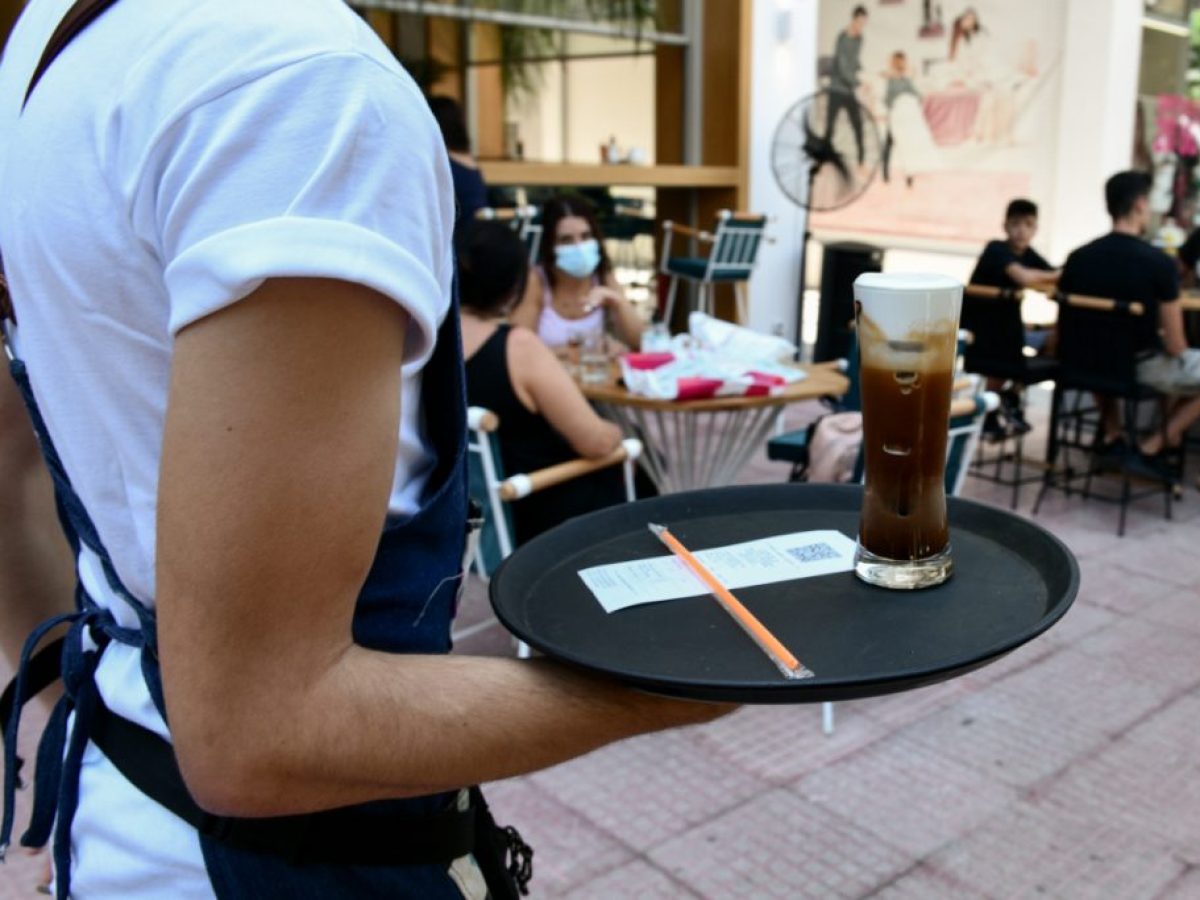 Νέο αφορολόγητο στα tips: Πώς διαμορφώνεται το όριο σε τουρισμό, εστίαση και delivery