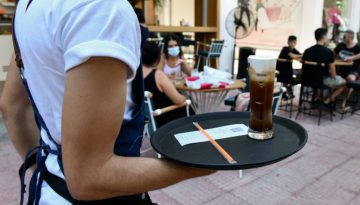 Νέο αφορολόγητο στα tips: Πώς διαμορφώνεται το όριο σε τουρισμό, εστίαση και delivery