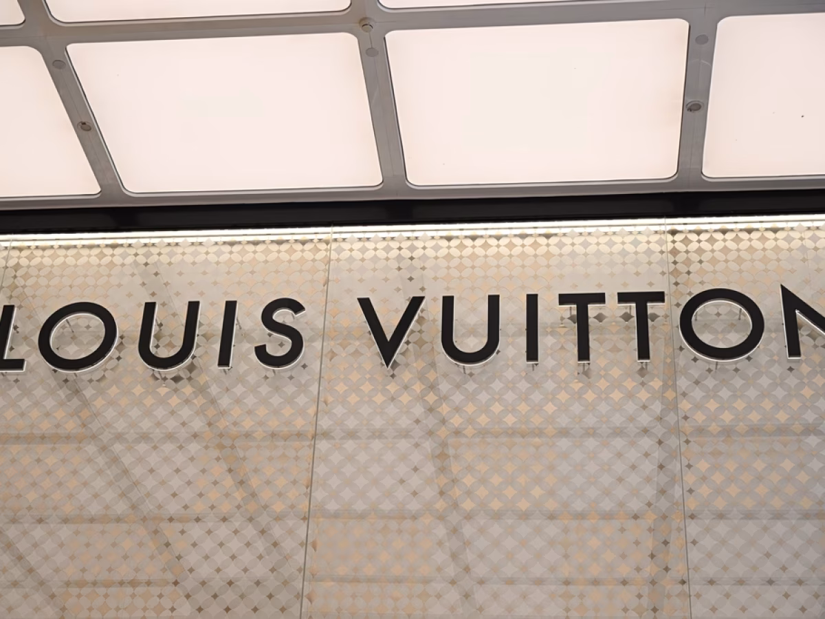 Louis Vuitton: Οι τουρίστες της γύρισαν την πλάτη – Γιατί μπήκε «φρένο» στην Ελλάδα