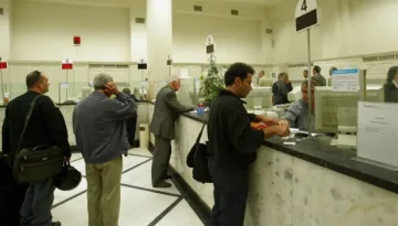 Τράπεζες: Περισσότερες χορηγήσεις- Καταθέσεις από επιχειρήσεις, αναλήψεις από νοικοκυριά