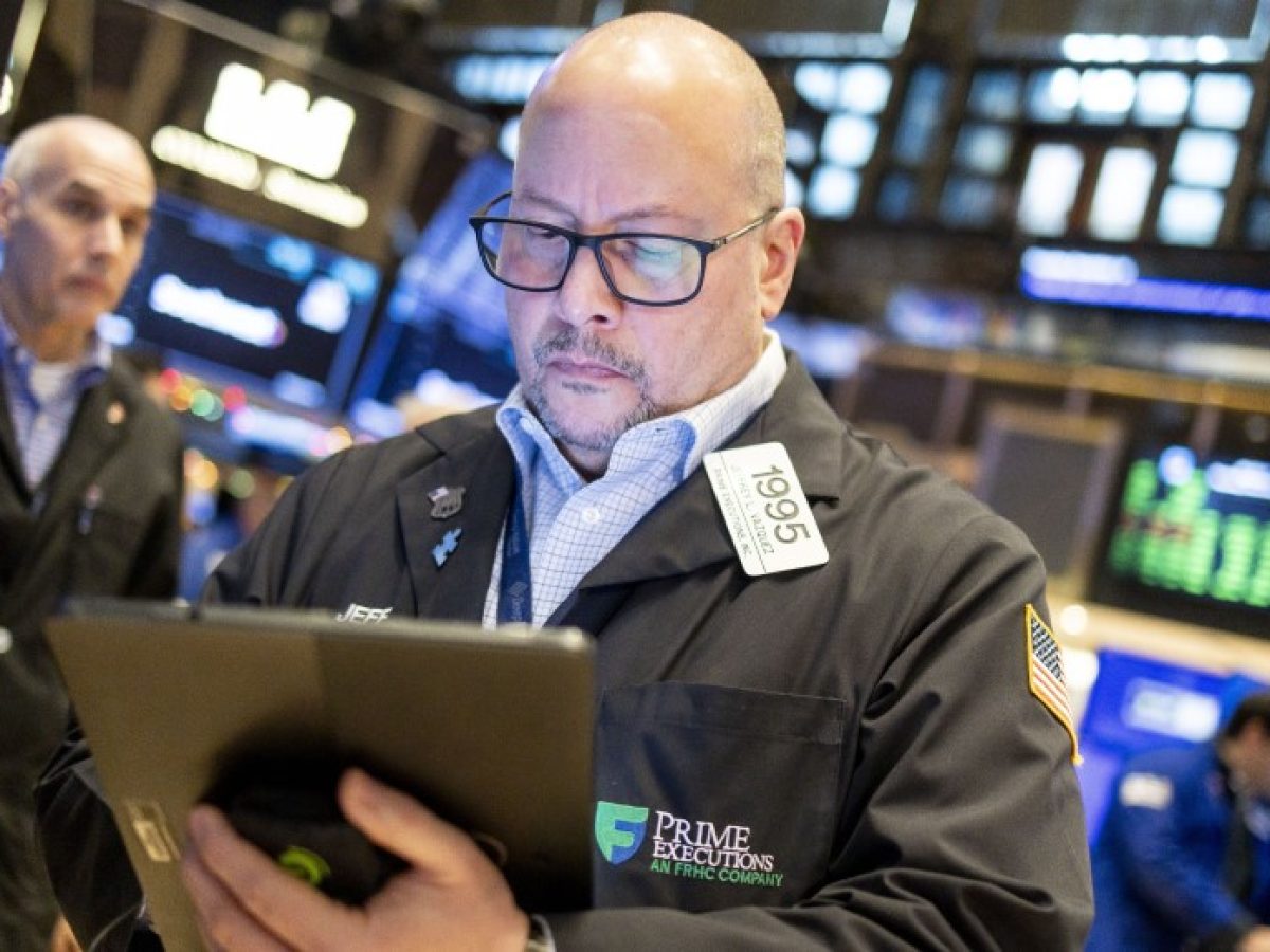 Πράσινη η Wall Street, περιορίζονται οι προσδοκίες για αύξηση επιτοκίων
