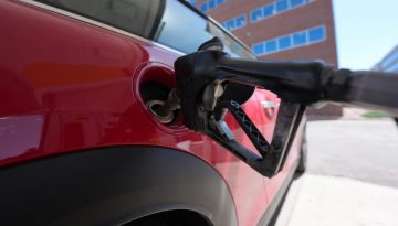 Στα προπολεμικά επίπεδα υποχωρούν οι διεθνείς τιμές του πετρελαίου – Το τέλος της επιδότησης αυξάνει το κόστος στην Ελλάδα