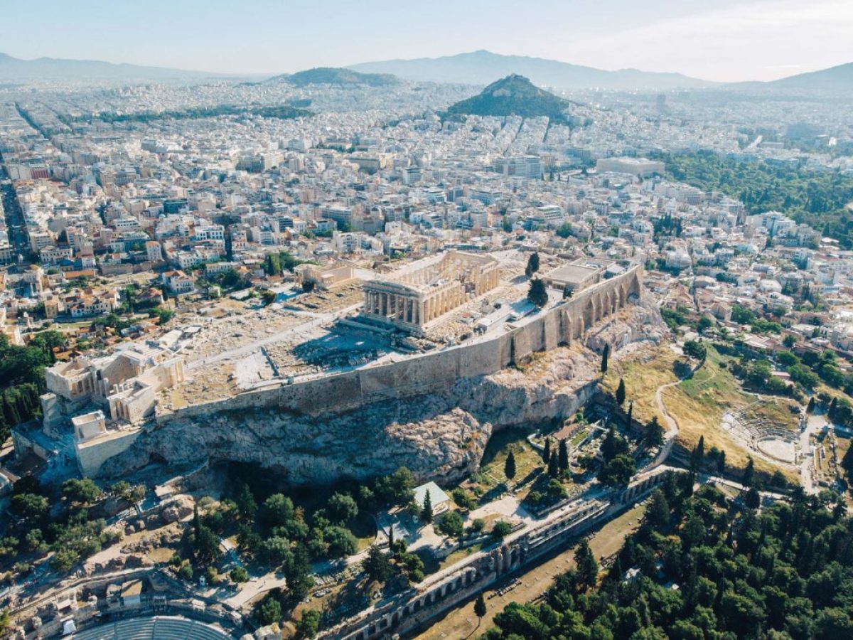 «Φρένο» στις νέες άδειες Airbnb, αλλά η τουριστική πίεση παραμένει στο κόκκινο