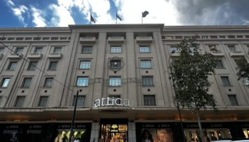 Τα Attica “μαζεύουν” τα ορφανά καταστήματα της Στοάς Σπυρομήλιου