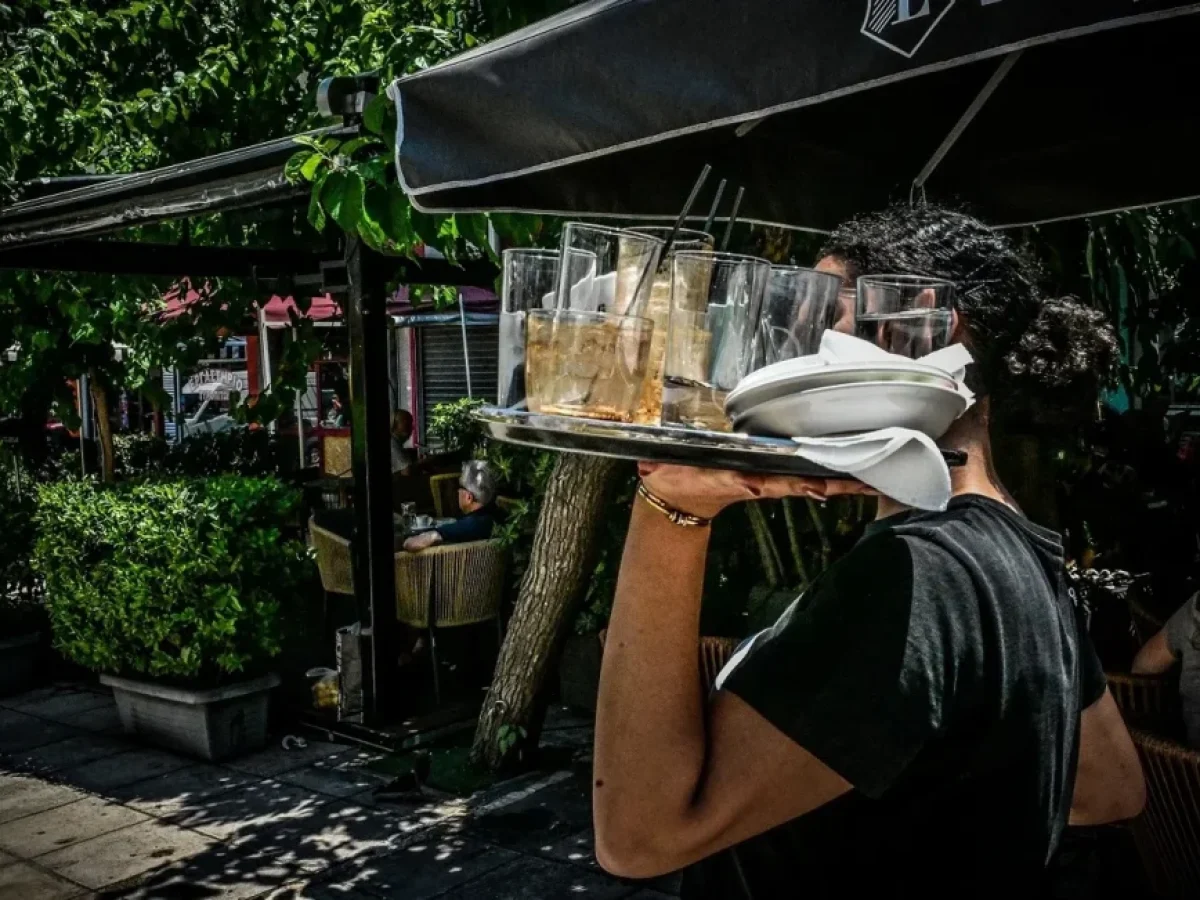 Η Gen Z λέει «όχι» στη σεζόν: Γιατί οι νέοι εγκαταλείπουν τις δουλειές στον τουρισμό