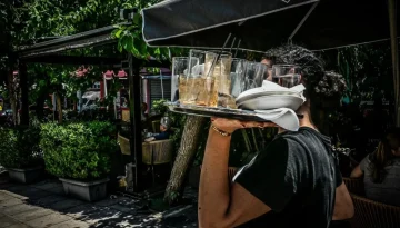 Η Gen Z λέει «όχι» στη σεζόν: Γιατί οι νέοι εγκαταλείπουν τις δουλειές στον τουρισμό
