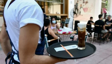 Φιλοδωρήματα: Αφορολόγητα έως 6.000 ευρώ τον χρόνο – Πώς κερδίζουν όσοι εργάζονται σεζόν