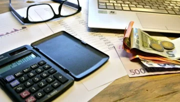 ΔΕΘ: Μπόνους στους συνεπείς φορολογουμένους – Έκπτωση έως 6% και επιστροφές φόρου εξπρές