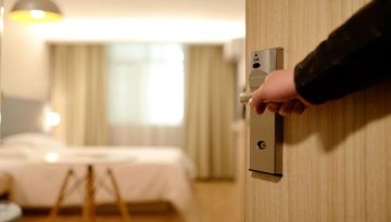Διακοπές: Γιατί οι τουρίστες «κόβουν» τις μισές μέρες στην Ελλάδα