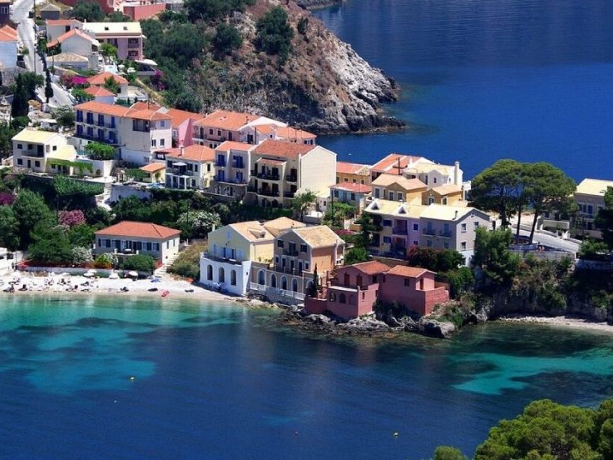 Συνεργασία Υπουργείου Υγείας-Airbnb για δωρεάν στέγη σε υγειονομικούς σε πέντε νησιά