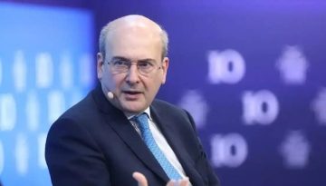 Χατζηδάκης: Συνεισφορά 40 εκατ. ευρώ από τα διυλιστήρια για μείωση τιμών σε αμόλυβδη και ντίζελ έως τέλη Αυγούστου