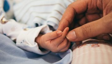 Έκτακτη ενίσχυση 150 ευρώ ανά παιδί: Ποιοι θα πληρωθούν έως τις 31 Αυγούστου