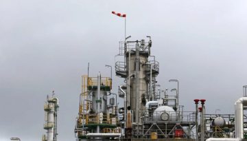 Υποχωρούν οι τιμές πετρελαίου – Κάτω από τα 90 δολάρια το Brent αλλά η ανησυχία για τη Μέση Ανατολή παραμένει