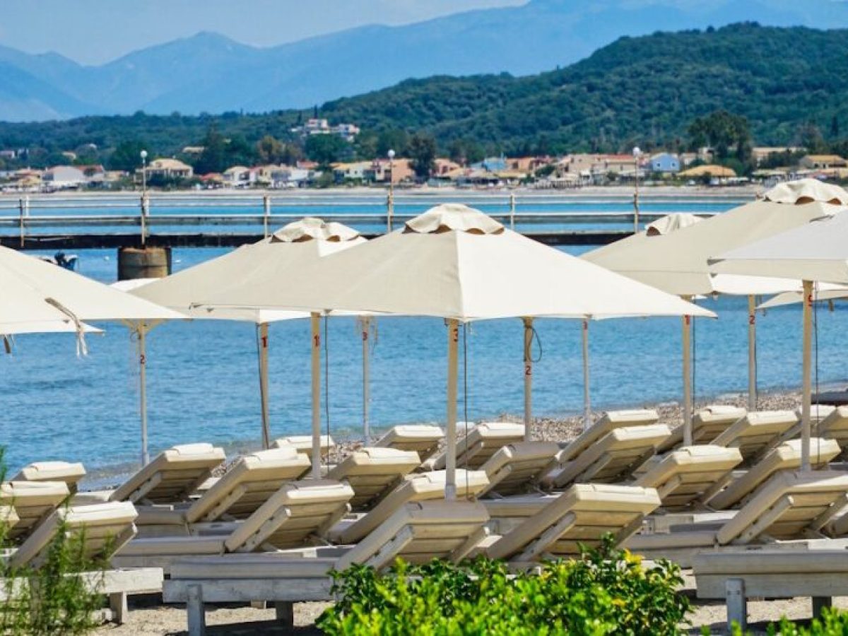 Drones, δορυφόροι και MyCoast σαρώνουν τις παραλίες – Μειώθηκαν σημαντικά οι καταγγελίες για αυθαίρετες καταλήψεις