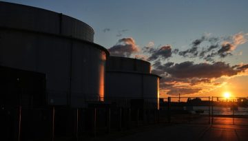 Σε υψηλό τεσσάρων εβδομάδων το πετρέλαιο λόγω της έντασης στα Στενά του Ορμούζ – Κοντά στα 85 δολάρια το βαρέλι