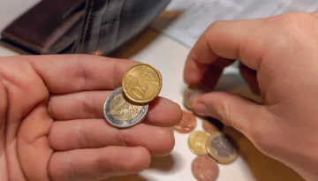 ΕΛΣΤΑΤ: Στο 4,4% έκανε άλμα ο πληθωρισμός – Φωτιά σε ενέργεια, τρόφιμα και ενοίκια, «ψαλίδι» 31% στους μισθούς