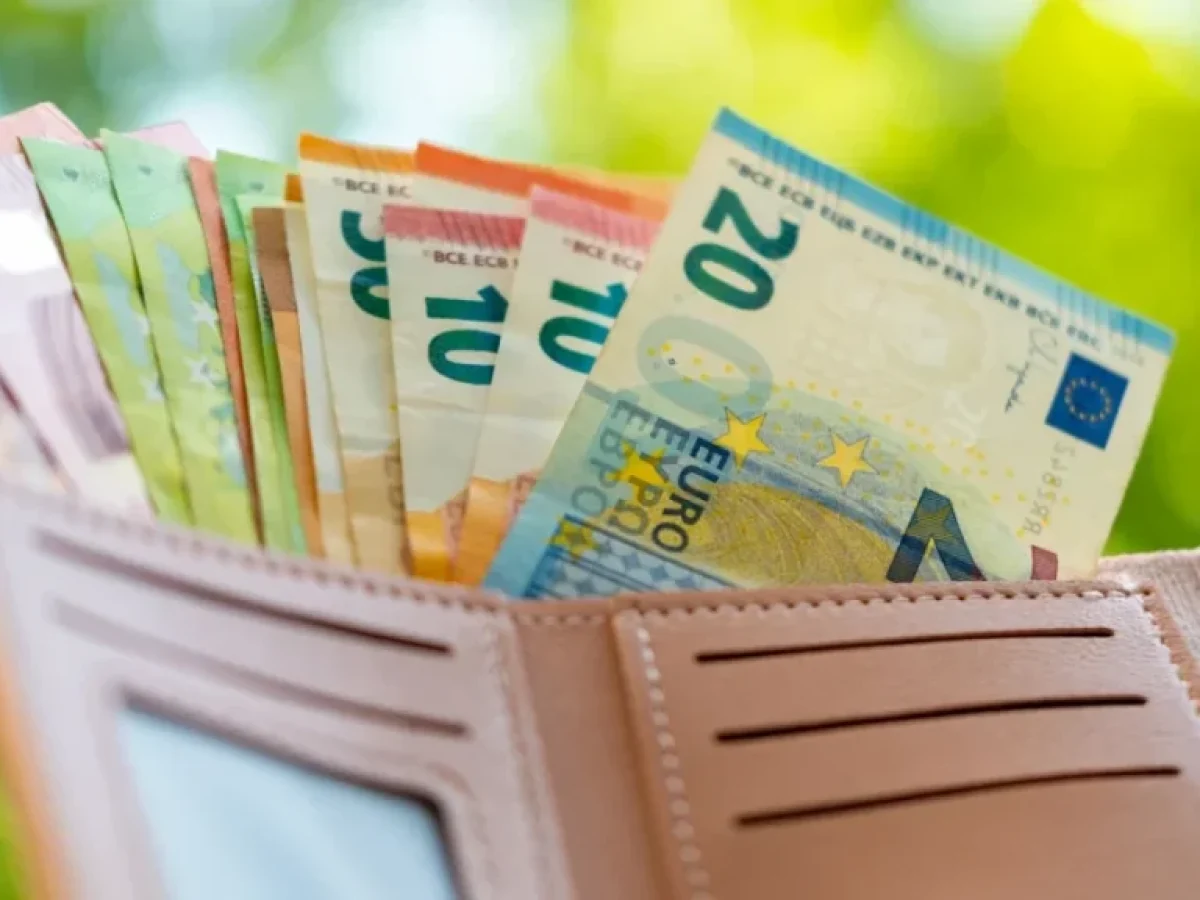 Κατώτατος μισθός: Στα 950 ευρώ ο στόχος για το 2027 – Το μεγάλο στοίχημα των 1.500 ευρώ στον ιδιωτικό τομέα