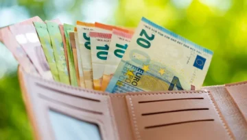 Κατώτατος μισθός: Στα 950 ευρώ ο στόχος για το 2027 – Το μεγάλο στοίχημα των 1.500 ευρώ στον ιδιωτικό τομέα
