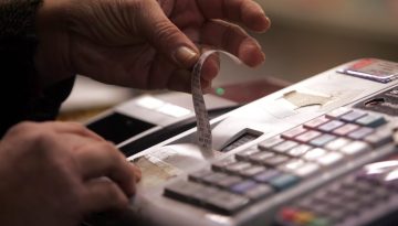 Η ΑΑΔΕ θα «σκανάρει» τις αποδείξεις τη στιγμή που κόβονται