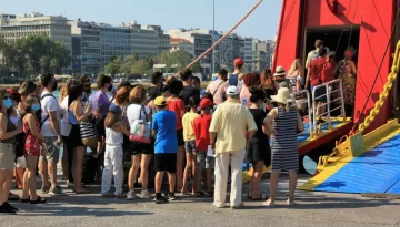 Voucher διακοπών έως 600 ευρώ: Ανοίγει η πλατφόρμα – Ποιοι μπαίνουν με τα νέα όρια