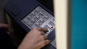 Συντάξεις Αυγούστου: Οι δύο ημερομηνίες πληρωμής και ποιοι πάνε πρώτοι στα ΑΤΜ