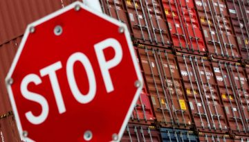Ο Τραμπ επιβάλλει δασμούς σε 60 χώρες για «χαλαρούς» κανόνες στην καταναγκαστική εργασία – Tι απαντά η ΕΕ