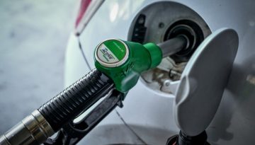 Οι τιμές των καυσίμων ανεβαίνουν παρότι πέφτει το πετρέλαιο