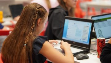 Code Like a Girl: Εδώ και 10 χρόνια η Vodafone συνδέει τα κορίτσια με την τεχνολογία