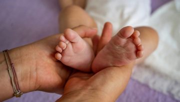 Έως 3.000 ευρώ από τους δήμους για κάθε γέννηση – Τι αλλάζει με το νέο πλαίσιο