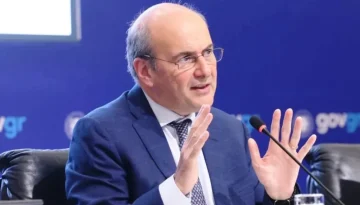 Χατζηδάκης: 40 εκατ. ευρώ από τα διυλιστήρια για τη μείωση των τιμών στα καύσιμα