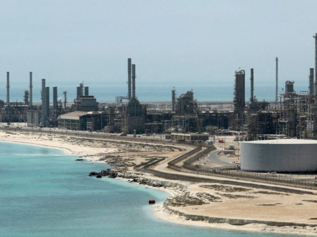 Chevron και ExxonMobil προειδοποιούν για τις τιμές καυσίμων – Η έλλειψη διυλιστικής δυναμικότητας κρατά ψηλά το κόστος