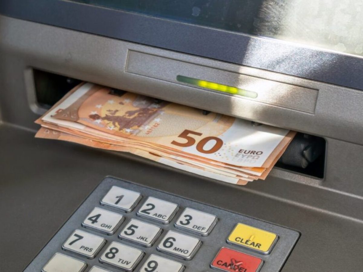 ΜΠΑΙΝΟΥΝ ΣΗΜΕΡΑ ΤΕΛΙΚΑ ΤΑ ΛΕΦΤΑ ΣΤΟΥΣ ΛΟΓΑΡΙΑΣΜΟΥΣ: ΟΥΡΕΣ ΑΠΟ ΧΙΛΙΑΔΕΣ ΕΛΛΗΝΕΣ ΣΤΑ ΑΤΜ – ΤΙ ΩΡΑ ΘΑ ΕΜΦΑΝΙΣΤΟΥΝ ΤΑ ΛΕΦΤΑ