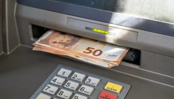ΜΠΑΙΝΟΥΝ ΣΗΜΕΡΑ ΤΕΛΙΚΑ ΤΑ ΛΕΦΤΑ ΣΤΟΥΣ ΛΟΓΑΡΙΑΣΜΟΥΣ: ΟΥΡΕΣ ΑΠΟ ΧΙΛΙΑΔΕΣ ΕΛΛΗΝΕΣ ΣΤΑ ΑΤΜ – ΤΙ ΩΡΑ ΘΑ ΕΜΦΑΝΙΣΤΟΥΝ ΤΑ ΛΕΦΤΑ