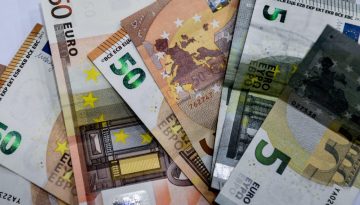 ΑΑΔΕ: Τι ισχύει για δωρεές, χαρτζιλίκια και μεταφορές χρημάτων μεταξύ συγγενών – ertnews.gr