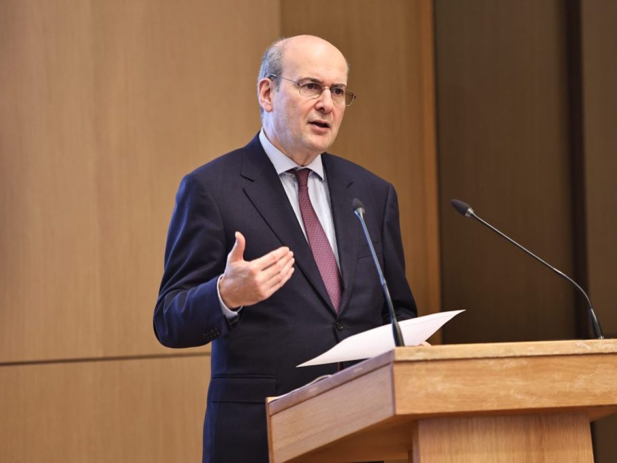 K. Χατζηδάκης: «Δεν έτυχε… πέτυχε» – Στα 5,3 δισ. ευρώ το Κοινωνικό Κλιματικό Ταμείο, νέο «Εξοικονομώ» για 62.000 κατοικίες – ertnews.gr