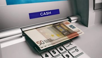 ΤΡΕΞΤΕ ΣΤΑ ΑΤΜ: «Βρέχει» λεφτά σήμερα Δευτέρα 17/8: Ποιοι θα δουν χρήματα στον λογαριασμό τους