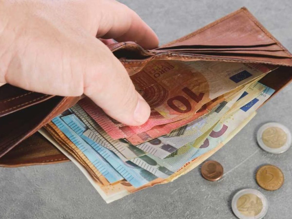 Οι Ευρωπαίοι αυξάνουν τα αποθέματα σε μετρητά