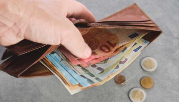Οι Ευρωπαίοι αυξάνουν τα αποθέματα σε μετρητά