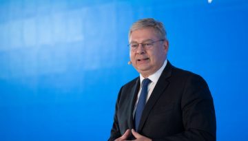 HELLENiQ ENERGY προς αναλυτές: Θετικές προοπτικές για διύλιση και ΑΠΕ