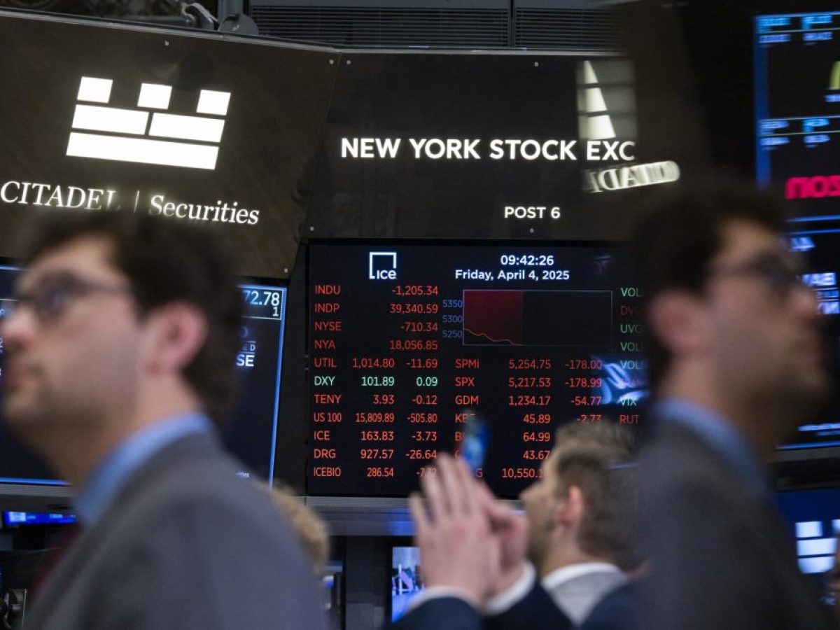 Μεικτά πρόσημα στη Wall Street, σωσίβιο η τεχνολογία